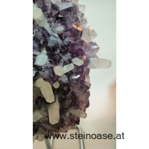 Amethyst mit Calciten auf Ständer